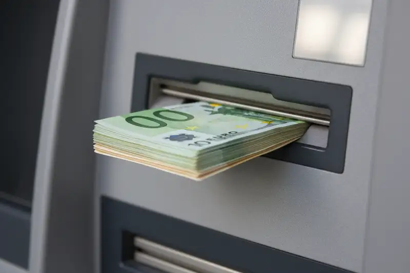 An Bahnhof- und Flughafen-Automaten kassieren Drittbetreiber wie Euronet bis zu 4,95 Euro Direktentgelt, sichtbar nur sekundenlang am Display vor der Auszahlung