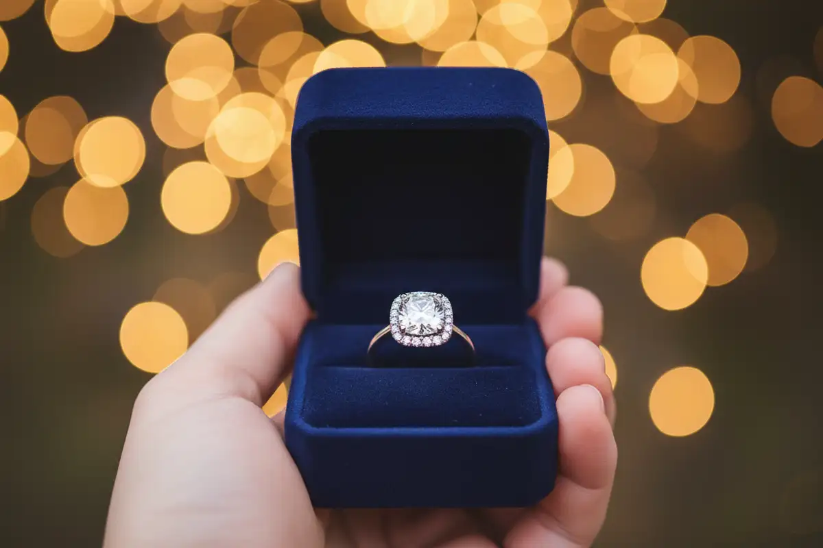 Verlobungsring: An welcher Hand er getragen wird und warum