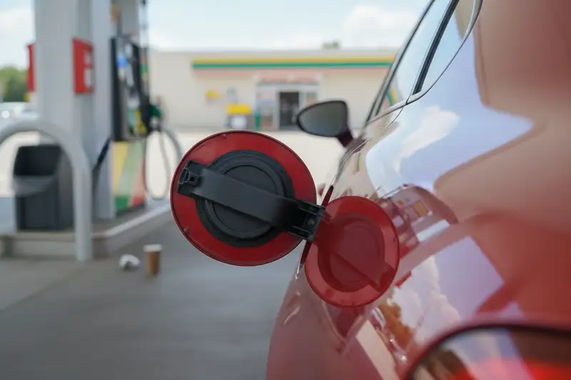 Während der Tankrabatt-Phase 2026 sinkt die Energiesteuer auf Benzin und Diesel um 14,04 Cent pro Liter, brutto sind das rund 17 Cent inklusive Mehrwertsteuer-Effekt