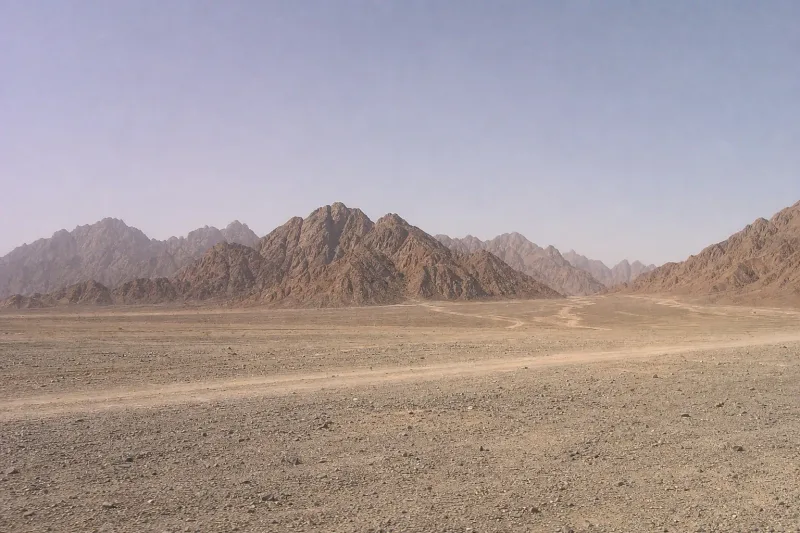 In der Wüste um Luxor erreicht der Juni im Mittel 41 Grad Tageshöchsttemperatur, gemessene Spitzenwerte liegen bei 49 Grad