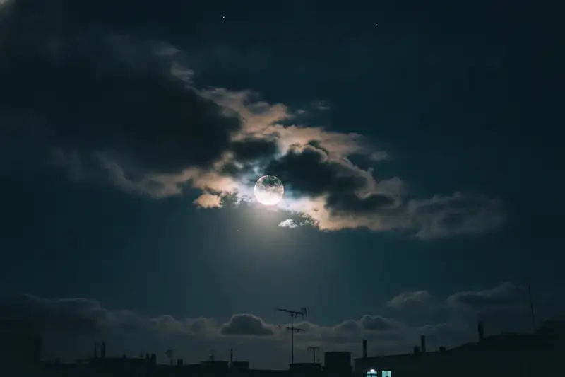 Der Vollmond am 24. Dezember 2026 erscheint rund 8 Prozent größer und 16 Prozent heller als ein durchschnittlicher Vollmond