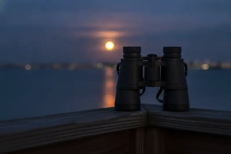 Bei der partiellen Mondfinsternis am 28. August 2026 sind um 6:13 Uhr rund 93 Prozent des Mondes vom Erdschatten bedeckt