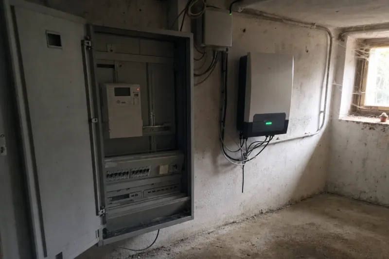 Eine 10-kWp-Anlage erzeugt rund 10.000 Kilowattstunden pro Jahr, ohne Speicher landen davon aber 65 bis 75 Prozent im Netz für nur 7,78 Cent