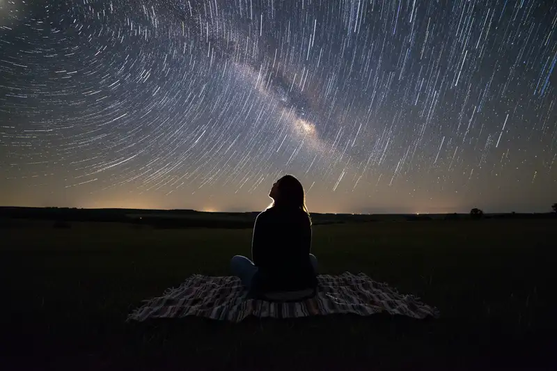 An einem dunklen Augustabend beobachten rund 100 von 100.000 Sternschnuppen-Interessierten die Perseiden in voller städtischer Lichtverschmutzung statt im Dunkeln