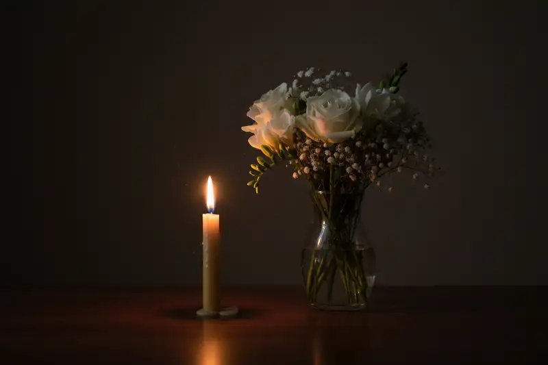 Das Gehör gilt als einer der letzten Sinne, die beim Sterben erlöschen, und kann noch aktiv sein, wenn andere Sinne bereits ausgefallen sind