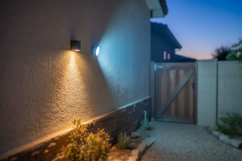 Warmweiße LEDs unter 3.000 Kelvin ziehen bis zu 80 Prozent weniger Insekten an als kaltweißes Licht