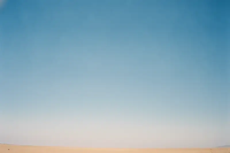 Der Himmel wirkt blau, weil Luftmoleküle kurzwelliges Licht bis zu sechsmal stärker streuen als rotes.