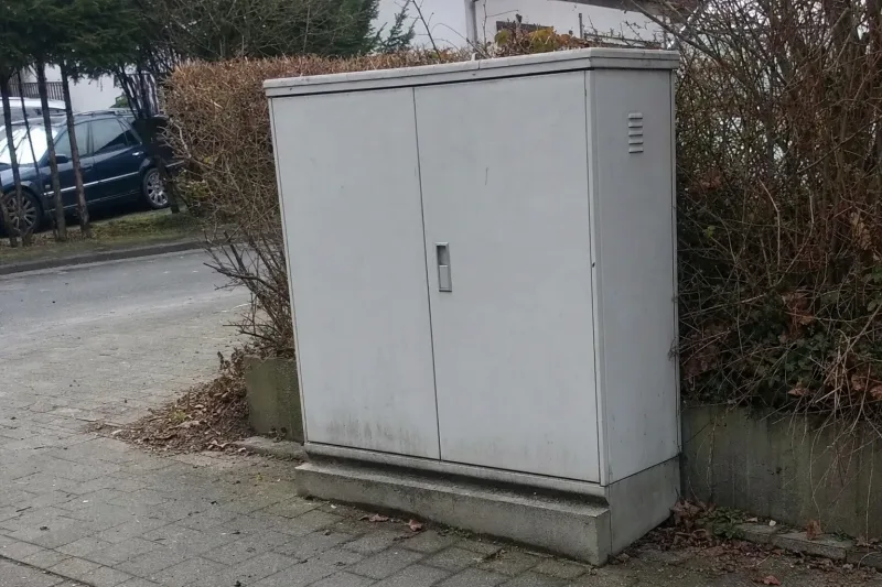 Bei DSL dämpft jeder Meter Kupfer das Signal: Wer weit vom Verteilerkasten entfernt wohnt, bekommt von beworbenen 250 Mbit physikalisch oft nur einen Bruchteil