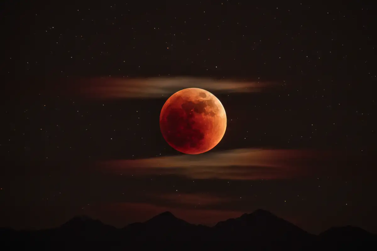 Warum leuchtet der Mond blutrot?