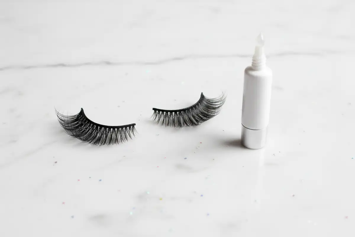 Warum wurden Fake Lashes erfunden?