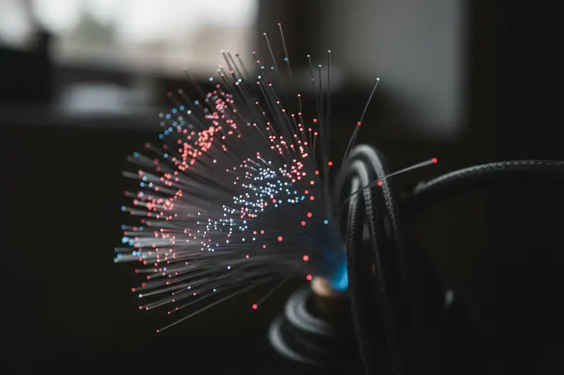 Echte Glasfaser bis in die Wohnung heißt FTTH und liefert im Upload oft bis zu 500 Mbit/s, ebenso viel wie im Download