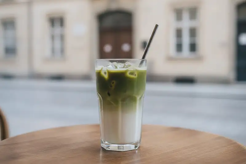 Eine 2-Gramm-Portion Matcha liefert etwa 60 bis 70 Milligramm Koffein, so viel wie ein Espresso