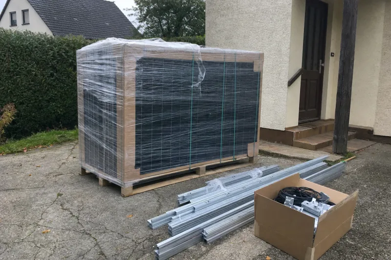 Laut Fraunhofer ISE sind die Modulpreise seit 2010 um mehr als 90 Prozent gefallen, ein 440-Watt-Modul kostet im Großhandel oft unter 60 Euro