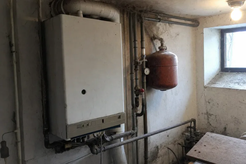 Eine neue Gasbrennwertheizung kostet rund 12.000 Euro, verursacht aber bei 20.000 kWh Verbrauch schon 2026 bis zu 286 Euro CO2-Abgabe pro Jahr