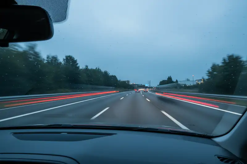 Bei Verstößen gegen das Verbot der Blitzer-App-Nutzung am Steuer drohen in Deutschland 75 Euro Bußgeld und ein Punkt in Flensburg