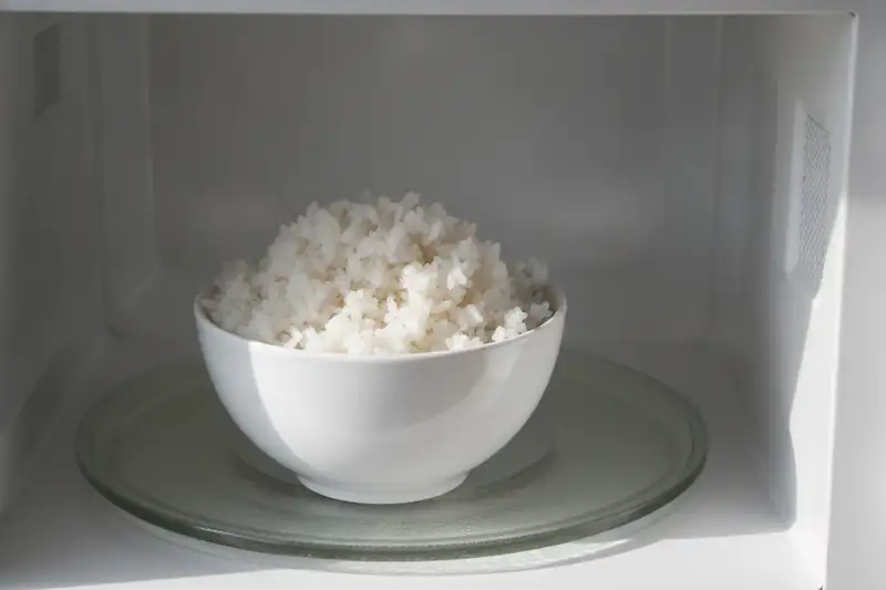 Gekochter Reis trägt Sporen von Bacillus cereus, die das Kochen überleben: erneutes Erhitzen macht das bereits gebildete Gift nicht mehr unschädlich
