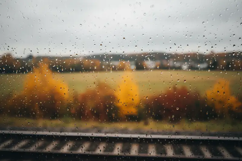 Seit dem 7. Juni 2023 zahlt die Bahn bei außergewöhnlichen Umständen wie extremen Wetterlagen oder Pandemien keine Entschädigung mehr, obwohl Betreuung und Ersatzverkehr weiter zustehen