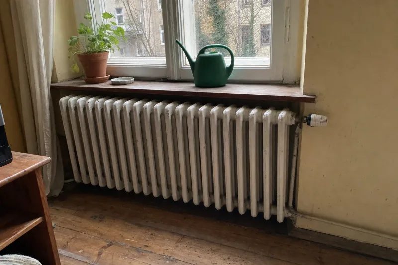 Der Tausch einzelner Heizkörper kostet 350 bis 900 Euro pro Stück, eine Fußbodenheizung ist im Altbau laut Fraunhofer-Feldtest meist unnötig