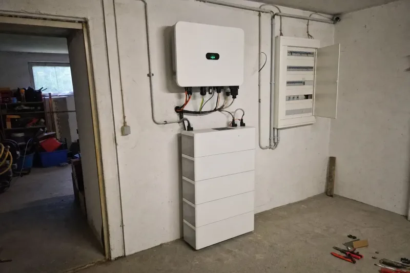Bei ineffizienten Hybridwechselrichtern gehen laut HTW Berlin bis zu 8 Prozent des Solarstroms als Abwärme verloren