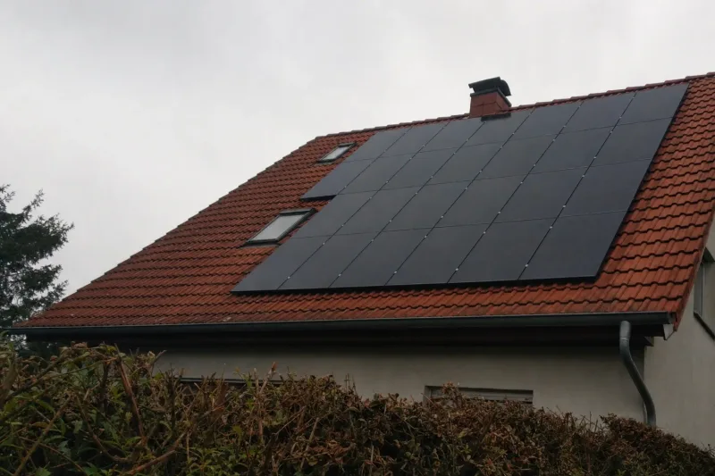 Ohne Speicher nutzt ein Haushalt nur 25 bis 35 Prozent seines Solarstroms selbst, mit Speicher steigt der Eigenverbrauch auf 60 bis 80 Prozent