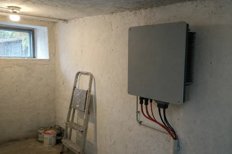 Im Wechselrichter sitzt der Netz- und Anlagenschutz nach VDE-AR-N 4105: Bei Netzausfall trennt er die Anlage in Millisekunden, getauscht wird das Gerät typischerweise nach 10 bis 15 Jahren