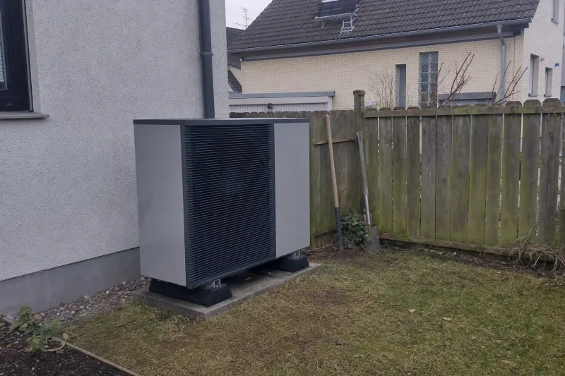 In 13 von 16 Bundesländern lösen haushaltsübliche Wärmepumpen bis 2 Meter Höhe keine Abstandsflächen mehr aus, nachts gelten am Nachbarfenster trotzdem 35 bis 45 dB(A)