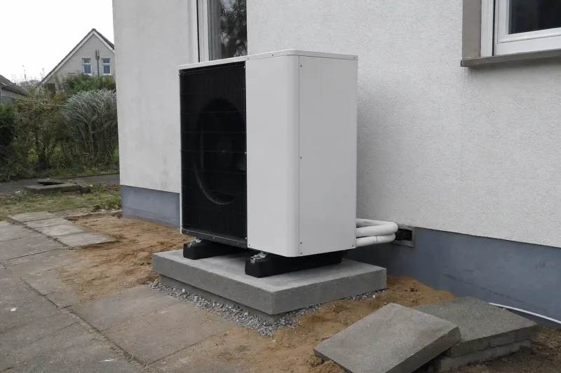 Seit dem 1. Januar 2026 fördert die KfW nur noch Wärmepumpen, die die Ökodesign-Grenzwerte um mindestens 10 dB(A) unterschreiten, in der 6-bis-12-kW-Klasse sind das maximal 60 dB(A)