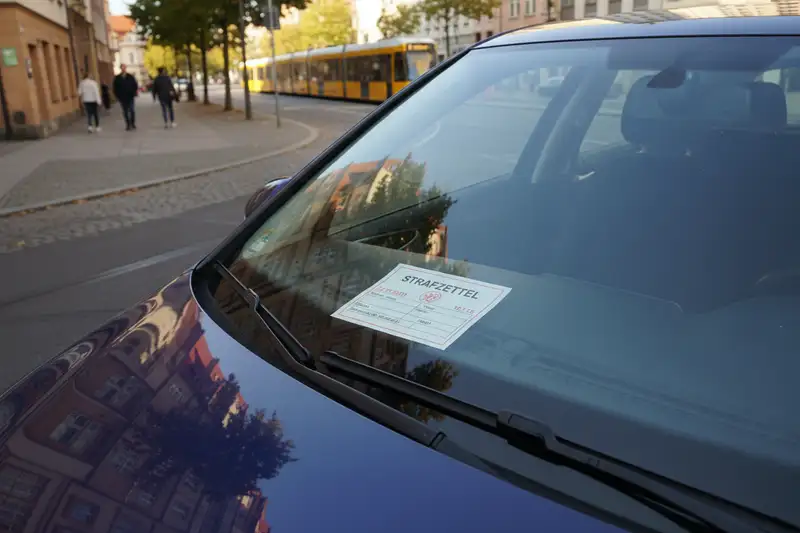 Laut Bußgeldkatalog kostet ein Haltverstoß in Deutschland zwischen 10 und 70 Euro