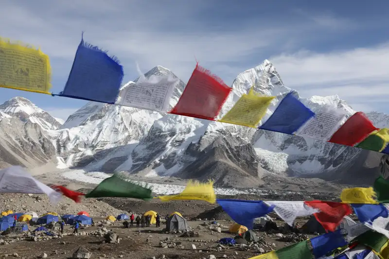 Der Mount Everest wächst jährlich um etwa 4 Millimeter durch tektonische Aktivität