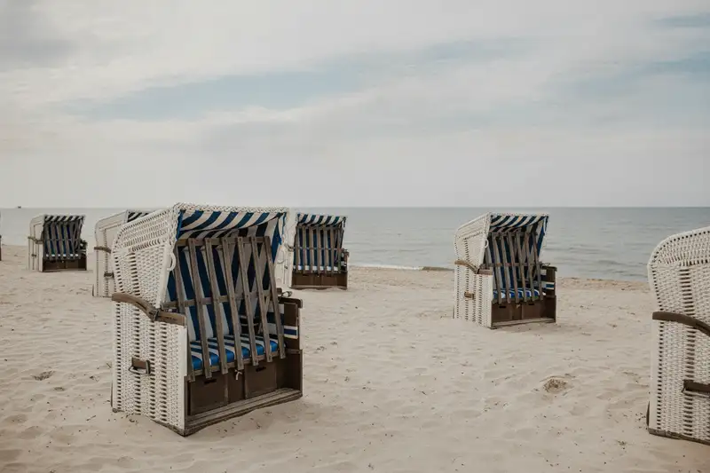 Warnemünde zählt im Schnitt nur 2 Hitzetage über 30 Grad pro Jahr, das Ostseewasser erreicht im Juli 17 bis 20 Grad
