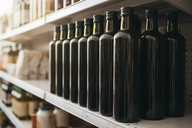 In rund 17 Prozent der 2024 vom BVL geprüften Olivenöl-Proben in Deutschland wurden Abweichungen festgestellt, häufig falsche Güteklassen oder Beimischungen