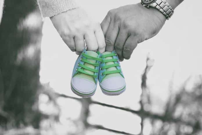 coming-soon-2818254_1280 Eltern halten Babyschuhe in den Händen